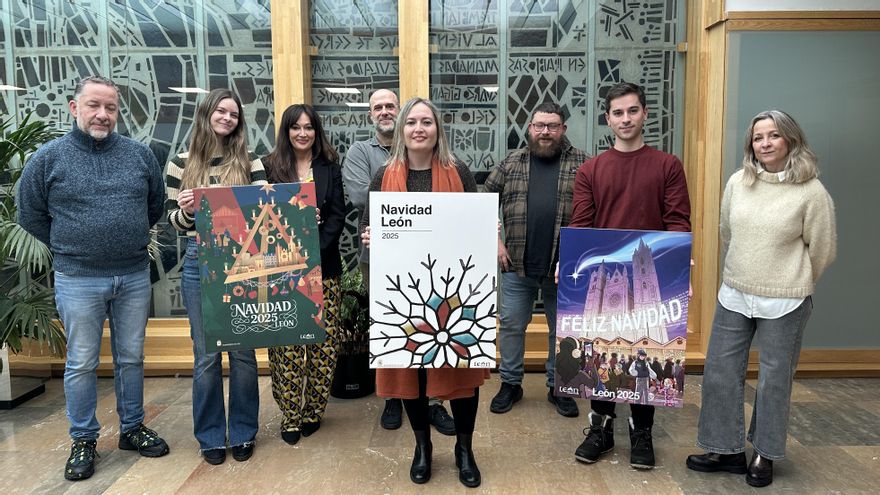 El jurado con el primer, segundo y tercer premios del concurso del cartel de Navidad de León.
