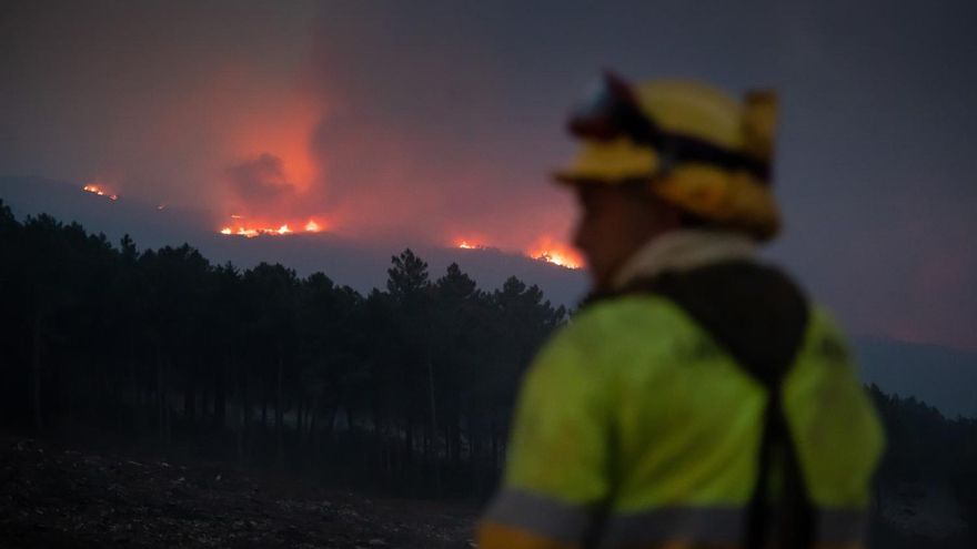 Bombero forestal en las labores de extinción de un incendio en Salamanca. // Jose Vicente / ICAL