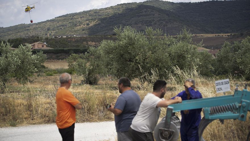 Gallipienzo se monta en el tractor para salvar el pueblo del fuego que arrasa Navarra: "Era un infierno"