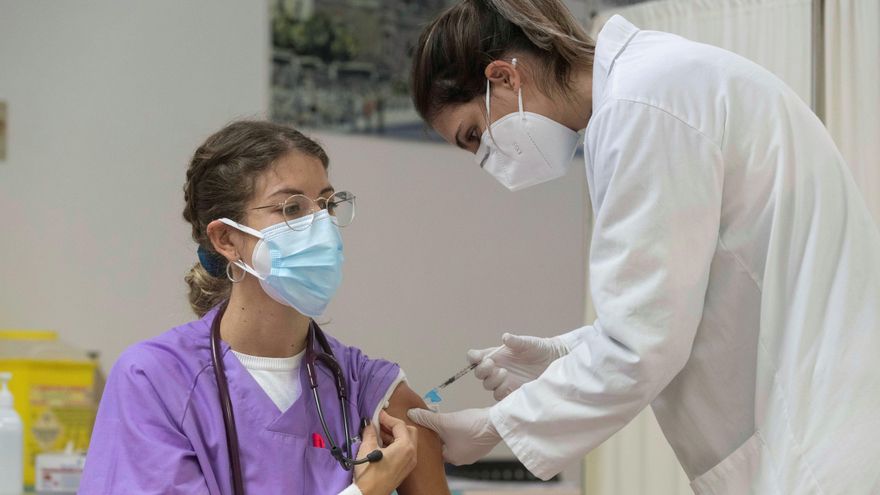 La enfermera del Hospital Morales Meseguer de Murcia Ana Isabel Martínez (d) pone la vacuna contra la covid a una doctora del hospital, este viernes. EFE/Marcial Guillén