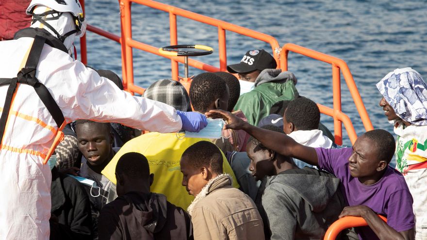 Algunos de los inmigrantes rescatados por la Guardamar Polimnia a su llegada al puerto de Arguineguín.