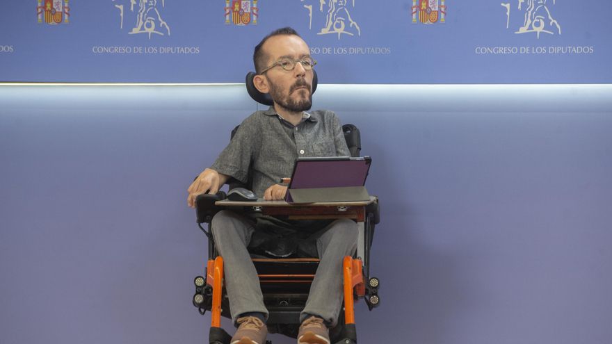 El portavoz de Unidas Podemos en el Congreso, Pablo Echenique, interviene en una rueda de prensa en el Congreso de los Diputados, a 1 de julio de 2021, en Madrid (España). Durante su comparecencia han anunciado que Unidas Podemos va a promover la derogaci