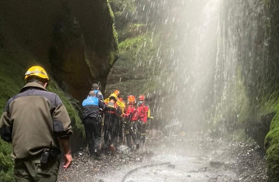 El dispositivo de emergencia bajo la Cascada de Los Tilos. BOMBEROS LA PALMA