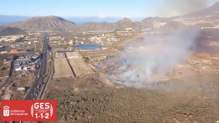 Así se ve desde el aire el aparatoso incendio de una planta de compostaje en Tenerife