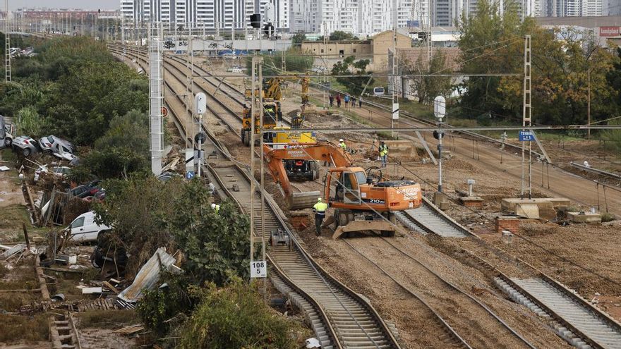 Trabajos en las vías del tren a la altura de Sedaví, Valencia, donde continúan con los trabajos de limpieza, este lunes, días después de las inundaciones.