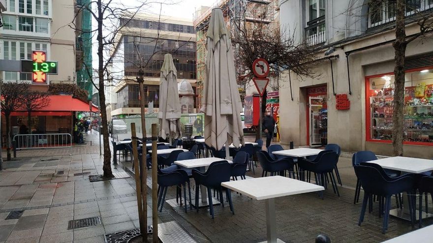 Terraza hostelera en plena calle de Santander. Imagen de archivo.