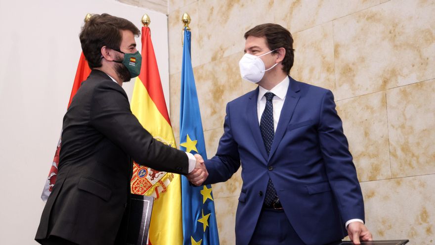 El líder de Vox en Castilla y León, Juan García-Gallardo (i) y el presidente en funciones de la Junta de Castilla y León, Alfonso Fernández Mañueco (d), en una imagen de archivo.