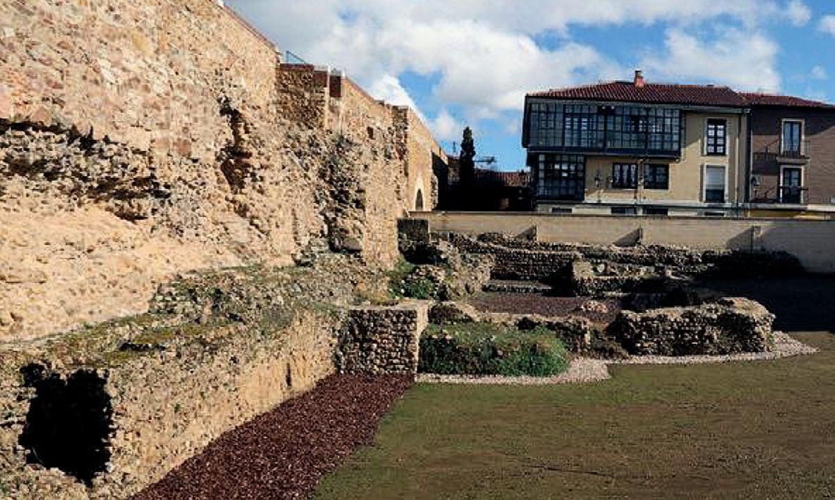 Restos de la antigua iglesia de Santa Marina en el patio del Centro de Interpretación Romano de León.