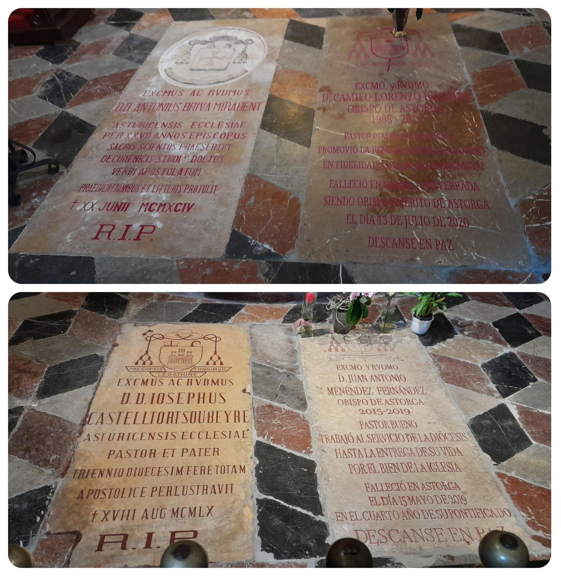 Las tumbas de otros obispos de Astorga: arriba Antonio Briva Miravent y Camilo Lorenzo, y abajo José Castelltort y Juan Antonio Menéndez. Nótese que todas son de mármol con letras destacadas en rojo.
