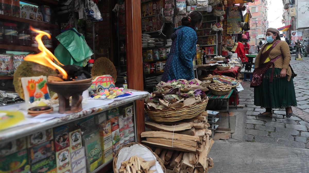 Fotografía de una tienda de "chifleras" en las calles Linares y Melchor Jiménez, donde se encuentra el Mercado de las Brujas, que se cerraron hoy, al tráfico de vehículos para dar paso exclusivo a los peatones que quieran disfrutar del "Espacio en Movimiento" con la oferta de los artesanos y "chifleras", las vendedoras de plantas medicinales y elementos para rituales ancestrales, en La Paz (Bolivia).