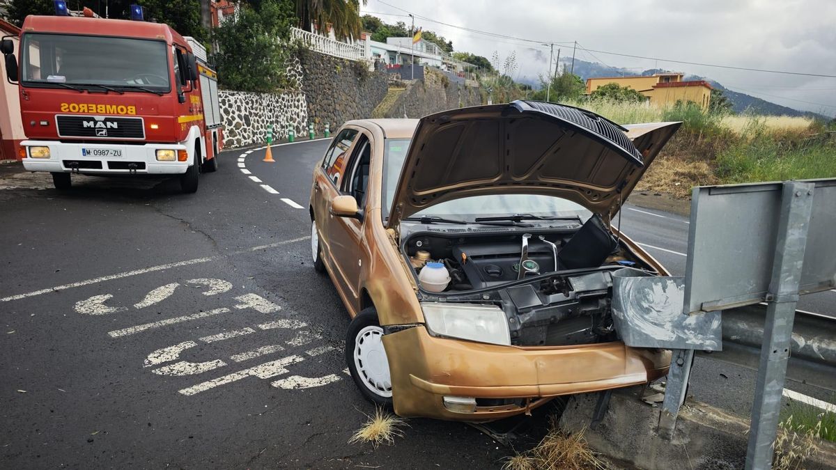 Uno de los vehículos que se salió de la vía en la carretera LP-3 (La Cumbre) este domingo.