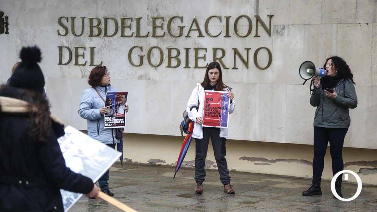 Pacma se concentra para pedir la inclusión de los perros de caza, guarda y actividades específicas en la Ley de Protección Animal