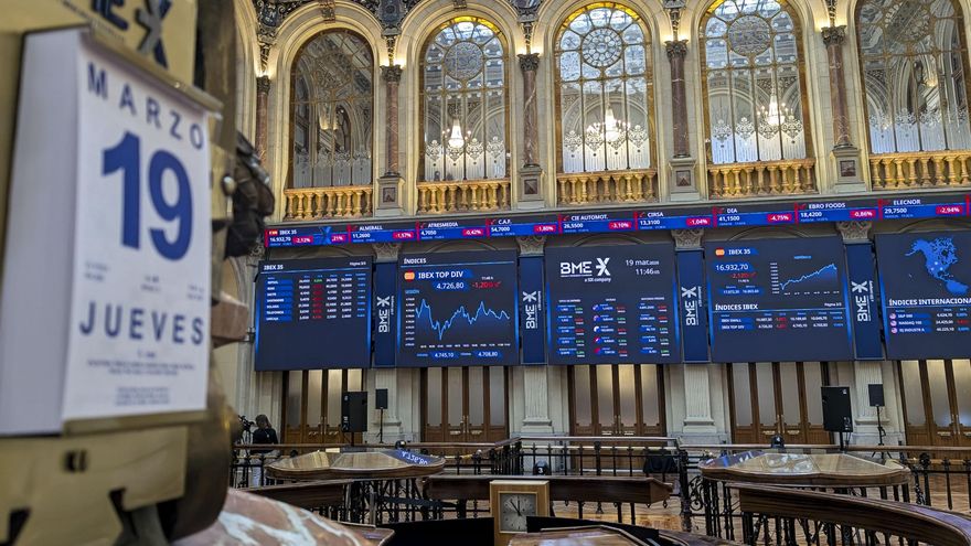 MADRID, 19/03/2026.- El principal selectivo de la Bolsa española, el IBEX 35, eleva la caída inicial al 2,37 % y pierde el nivel de los 16.900 puntos, afectada por la escalada del precio de la energía ante el aumento de las tensiones en Oriente Medio tras los ataques producidos a instalaciones gasistas. A las 9.45 horas, el IBEX 35 se deja ese 2,37 %, hasta los 16.894,2 enteros. Las pérdidas del año son del 2,35 %. EFE/ Vega Alonso