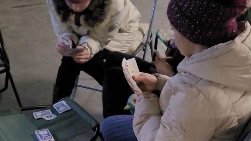 Dos niñas juegan a las cartas en el búnker de Kiev donde se refugió Kateryna