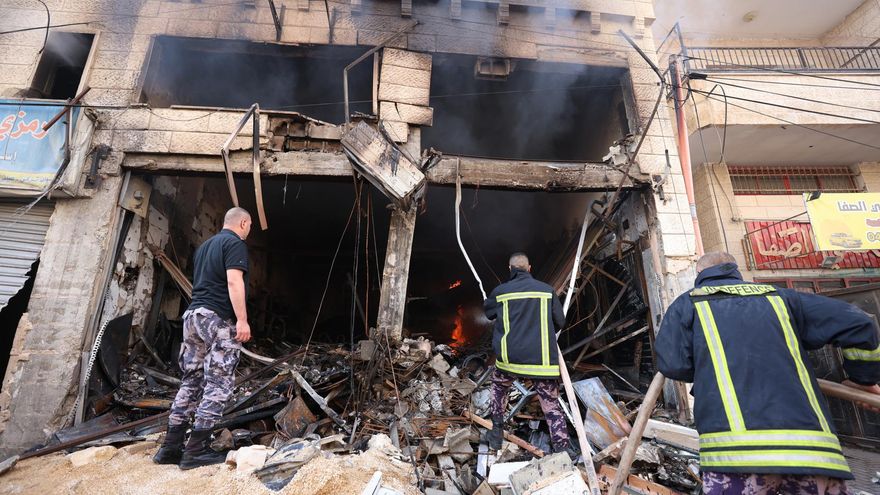 Bomberos trabajan entre escombros en el edificio atacado en Yenín, en el que han muerto al menos cuatro palestinos