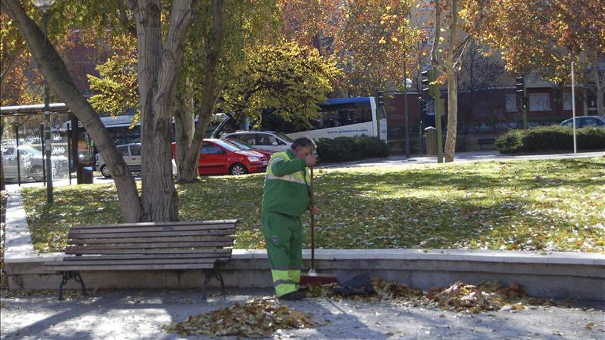 La huelga indefinida de barrenderos y jardineros de Madrid arranca esta noche