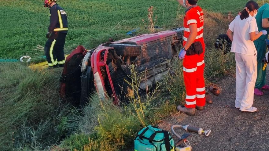 Trasladan al Hospital de León a dos heridos en el vuelco de un turismo entre Cabreros del Río y Fresno de la Vega. // Bomberos de León