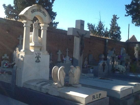 Tumba de un jefe local de Falange