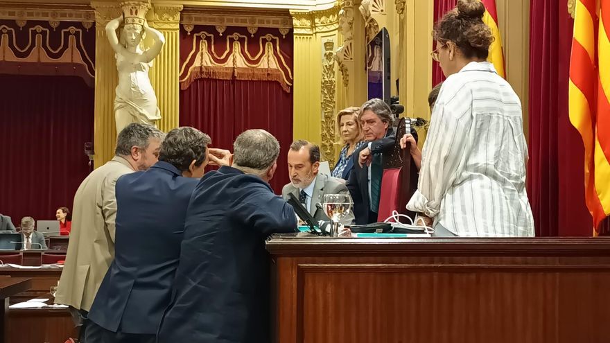 Los portavoces de los grupos, dirimiendo con la Mesa del Parlament sobre el desarrollo de las votaciones ante la confusión generada