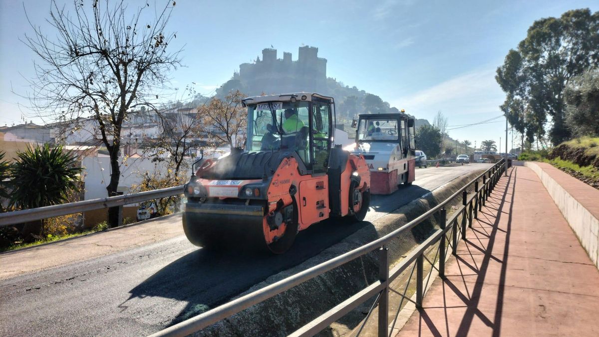 Obras de reasfaltado en Almodóvar del Río
