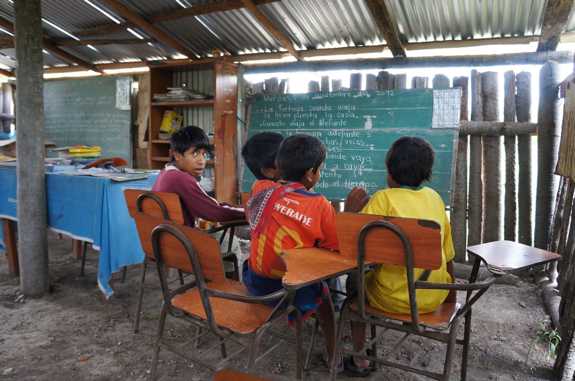 NOVIEMBRE. Ser guardián y no dueño de las tierras se paga caro para muchas comunidades indígenas. A menudo  son desplazados por la fuerza y sufren otros abusos. Los niños de la comunidad indígena Sawhoyamaxa, que lleva más de veinte años librando una batalla legal para recuperar sus tierras en la región de Chaco, Paraguay, no tenían acceso a la educación adecuada. #StopDesalojosForzosos // © Amnesty International