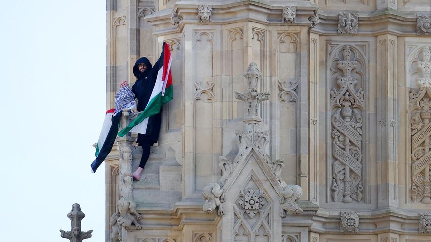 Un hombre con una bandera palestina escala la torre del Big Ben en Londres