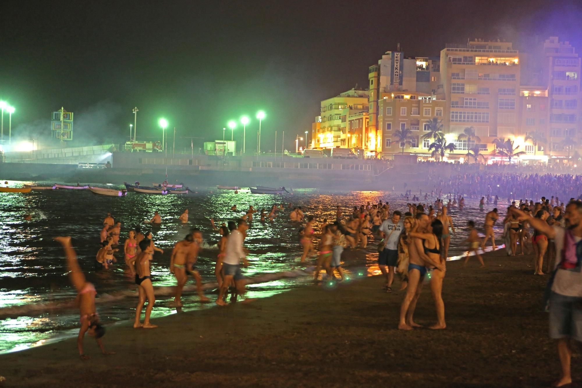 Noche de San Juan en Las Canteras (ALEJANDRO RAMOS)