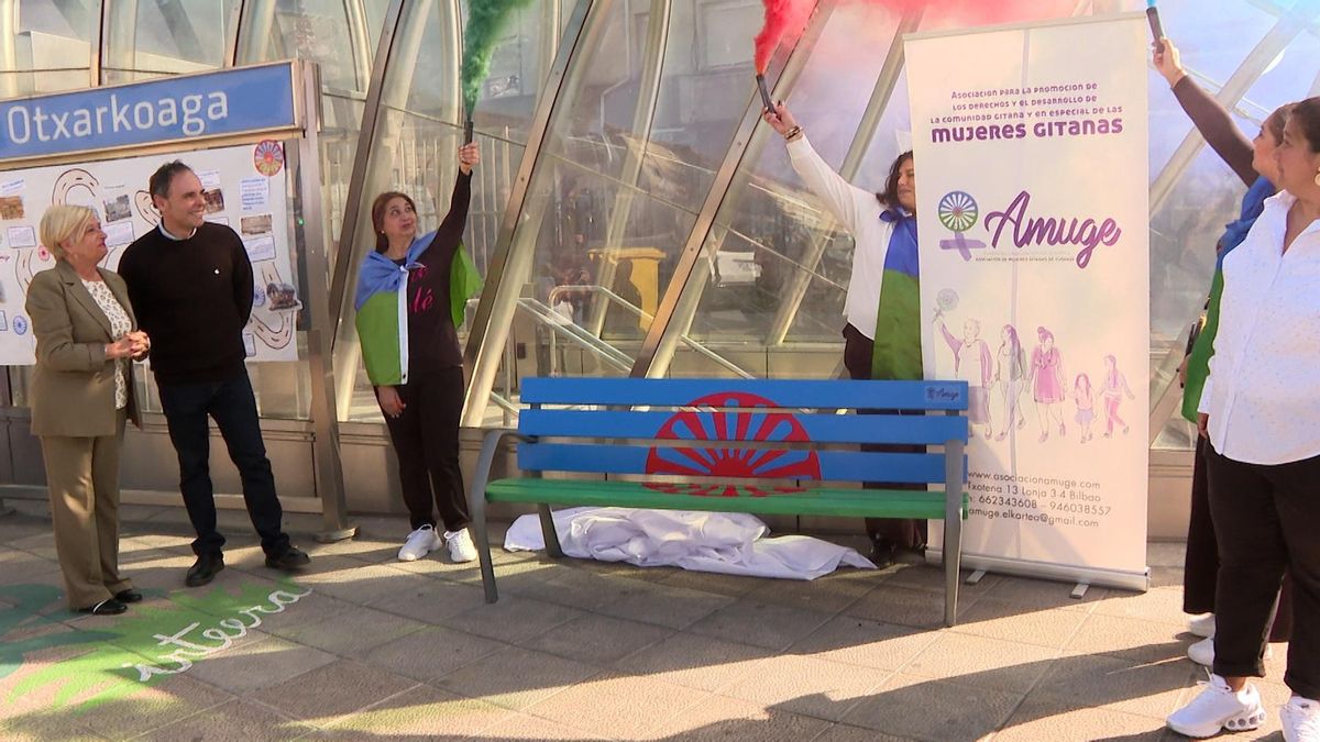 Mujeres Gitanas inaugura el primer banco urbano de Euskadi pintado con la bandera romaní contra los estereotipos