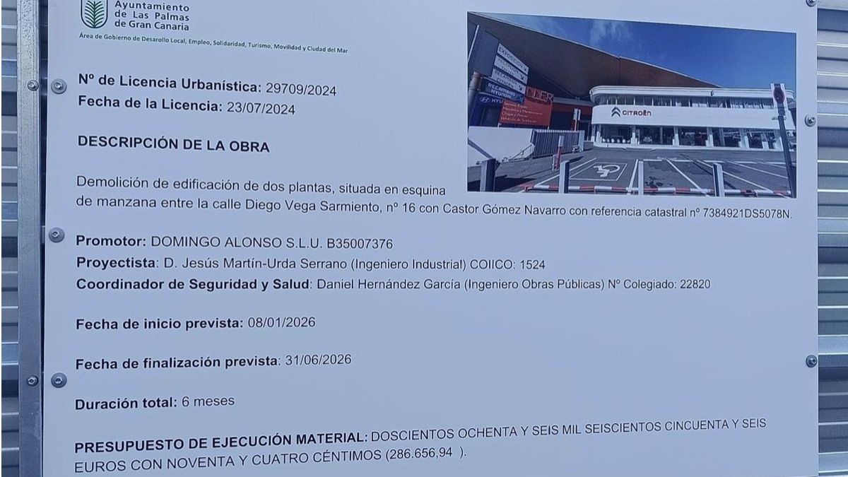 El cartel anunciador de la obra de demolición del edificio.