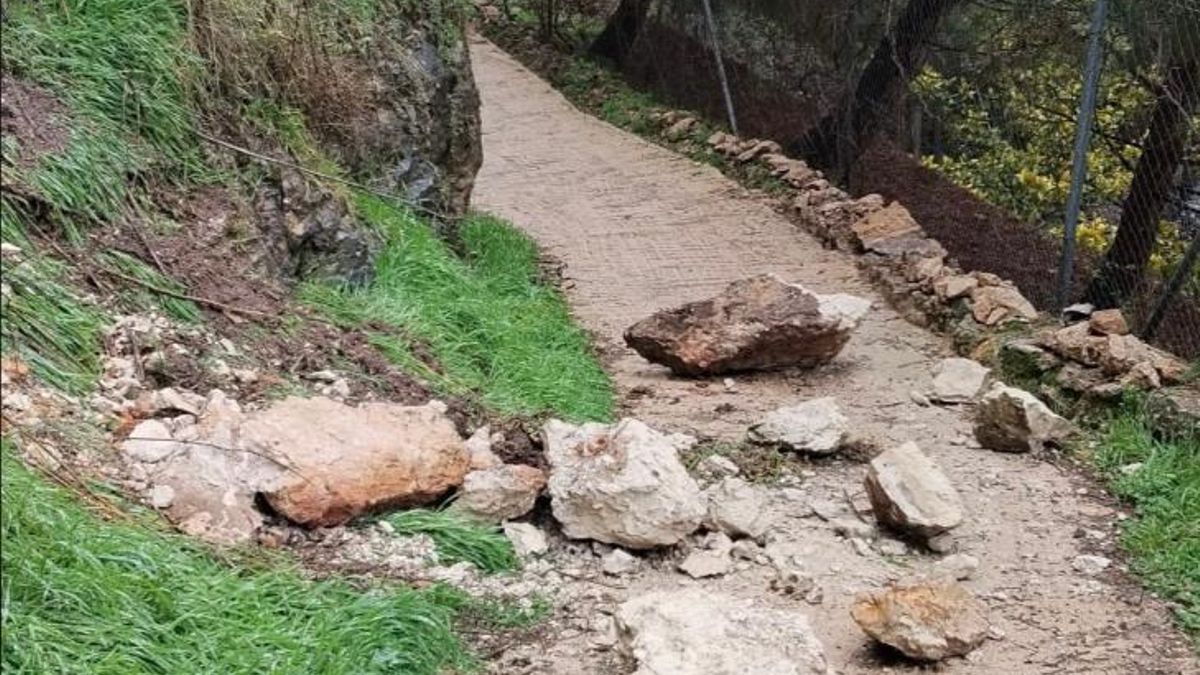 La Policía Local de Cuenca ha procedido a cerrar el sendero del Hocino de Federico Muelas por desprendimiento de piedras, donde ya interviene el Servicio de Bomberos.
