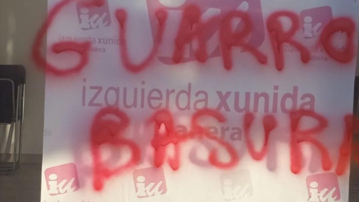 La fachada de la sede de IU en Llanera apareció pintada con insultos.