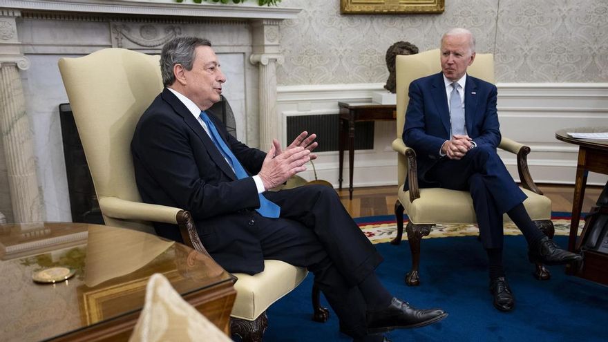 El presidente de Estados Unidos, Joe Biden (d), fue registrado este martes al reunirse con el primer ministro de Italia, Mario Draghi (i), en la Oficina Oval de la Casa Blanca, en Washington DC (EE.UU.).
