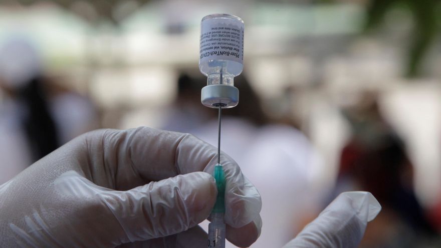Una enfermera prepara una dosis de la vacuna de Pfizer. EFE/RICARDO MALDONADO ROZO/Archivo