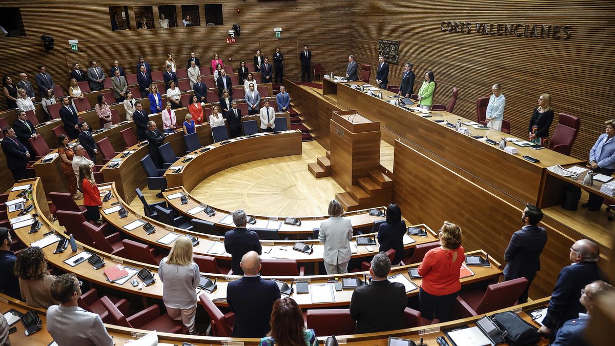 Archivo - Minuto de silencio en el hemiciclo de Les Corts