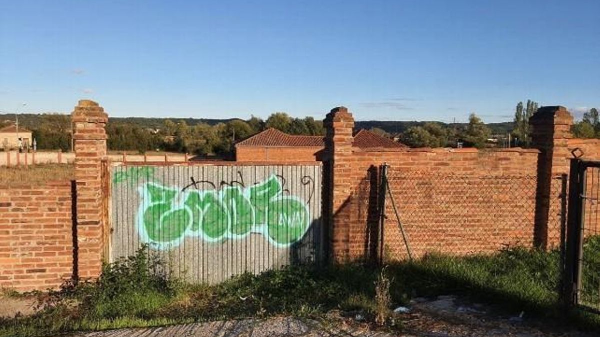 Pintada en el cerramiento trasero del yacimiento de la antigua villa patricia.