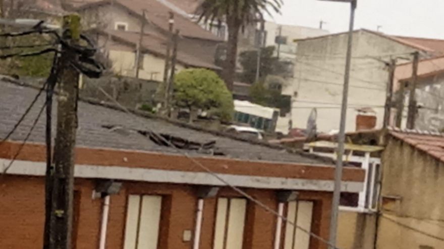 Se hunde parte del tejado del consultorio médico de Cueto el día que no hay consulta