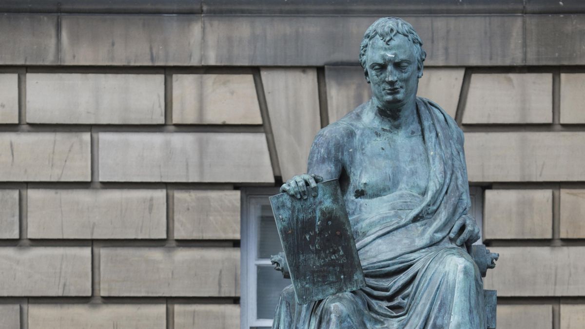 La estatua de David Hume en la Royal Mile de Edimburgo