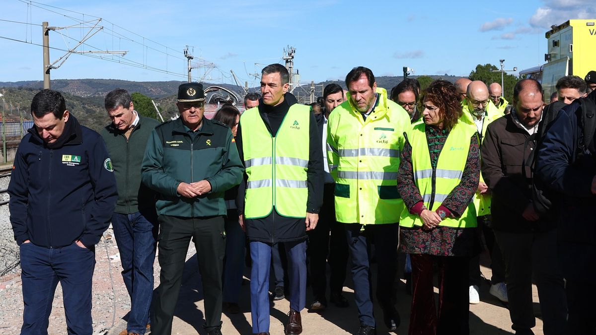 El presidente del Gobierno, Pedro Sánchez, durante su visita junto con otras autoridades a Adamuz (Córdoba) tras el accidente ferroviario