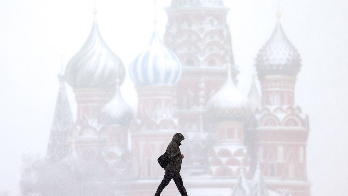 Un hombre camina por la Plaza Roja de Moscú mientras nieva el 27 de abril de 2026.