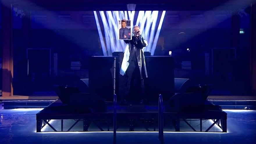 Segundo lío seguido en Sanremo: el rapero Fedez muestra la foto de un ministro italiano con brazalete nazi