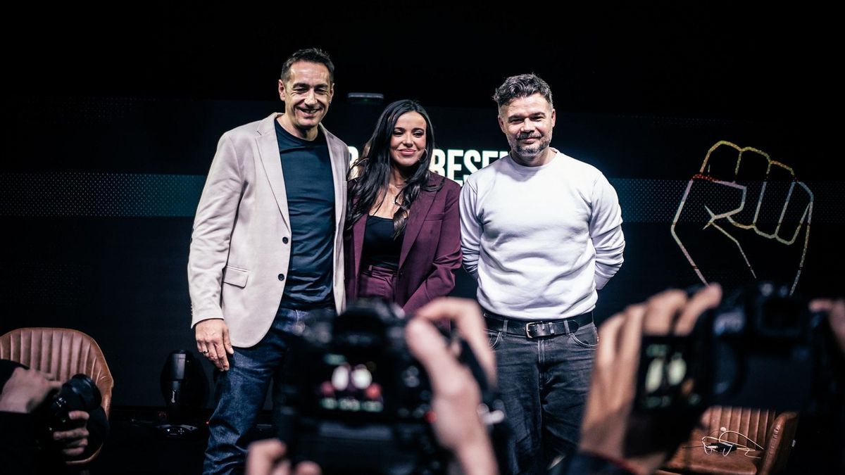 (I-D) El diputado de Más Madrid en la Asamblea, Emilio Delgado; la periodista Sarah Santaolalla y el portavoz de ERC en el Congreso, Gabriel Rufián, durante un diálogo sobre el futuro de la izquierda alternativa