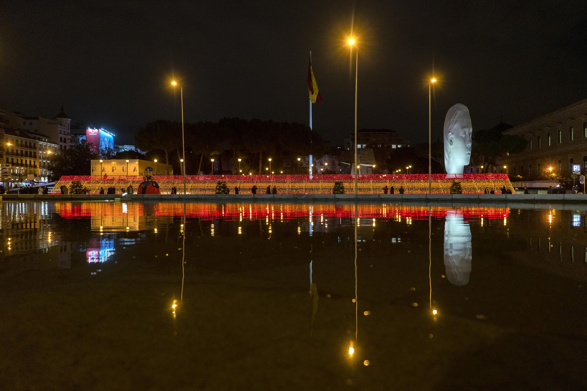 Encendido de luces de la bandera de España en Colón