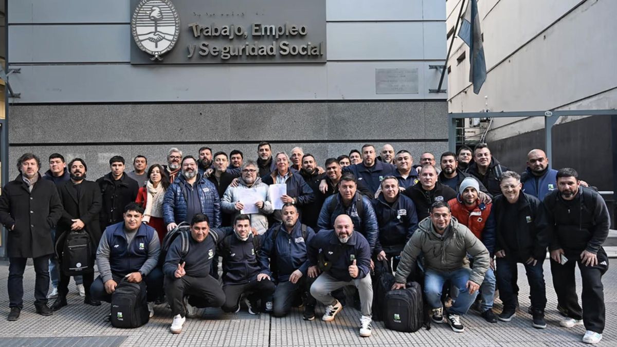 Daniel Succi (Soea San Lorenzo) y Daniel Yofra (Federación Aceitera) junto a los delegados paritarios y el equipo legal, tras la firma del acuerdo salarial.