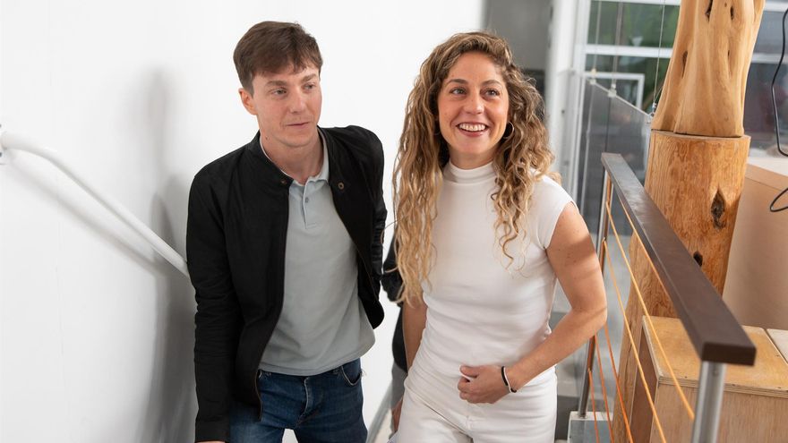 La coordinadora general de Sumar, Lara Hernández, y el concejal de Más Madrid, Eduardo Rubiño.