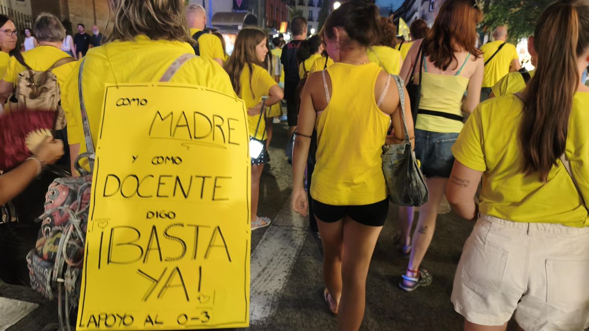 Educadoras infantiles en la manifestación nocturna en Madrid