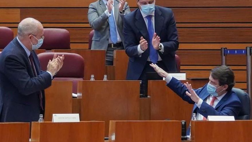 Francisco Igea felicita a Mañueco tras superar la moción de censura del PSOE. // Miriam Chacón / ICAL