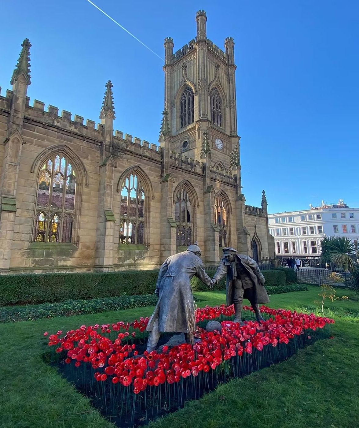 Vista de la iglesia de San Lucas de Liverpool, con la estatua de '‘All Together Now’ en el centro.