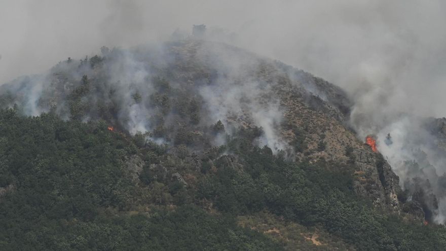 El fuego entra en el Parque Nacional de los Picos de Europa y desaloja la localidad de Caín