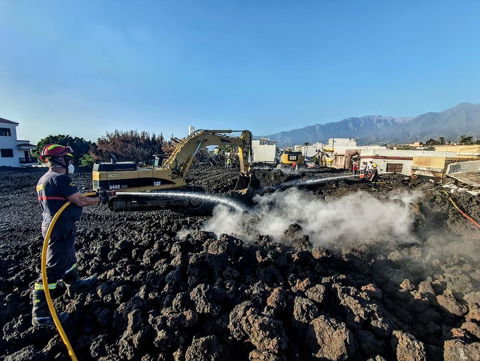 Obras para demoler las coladas y la reconstrucción del tramo de carretera situado en el cruce del barrio de La Laguna, en Los Llanos de Aridane.