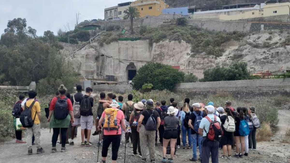Visitantes, durante una ruta guiada por el Guiniguada.